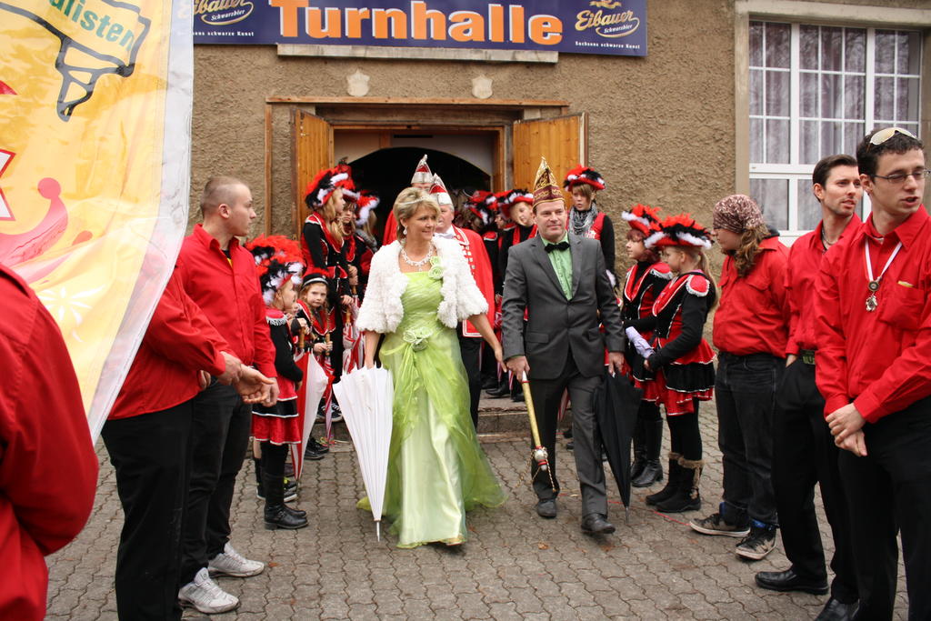 2903 Abmarsch des KNK zur Schluesseluebernahme.JPG