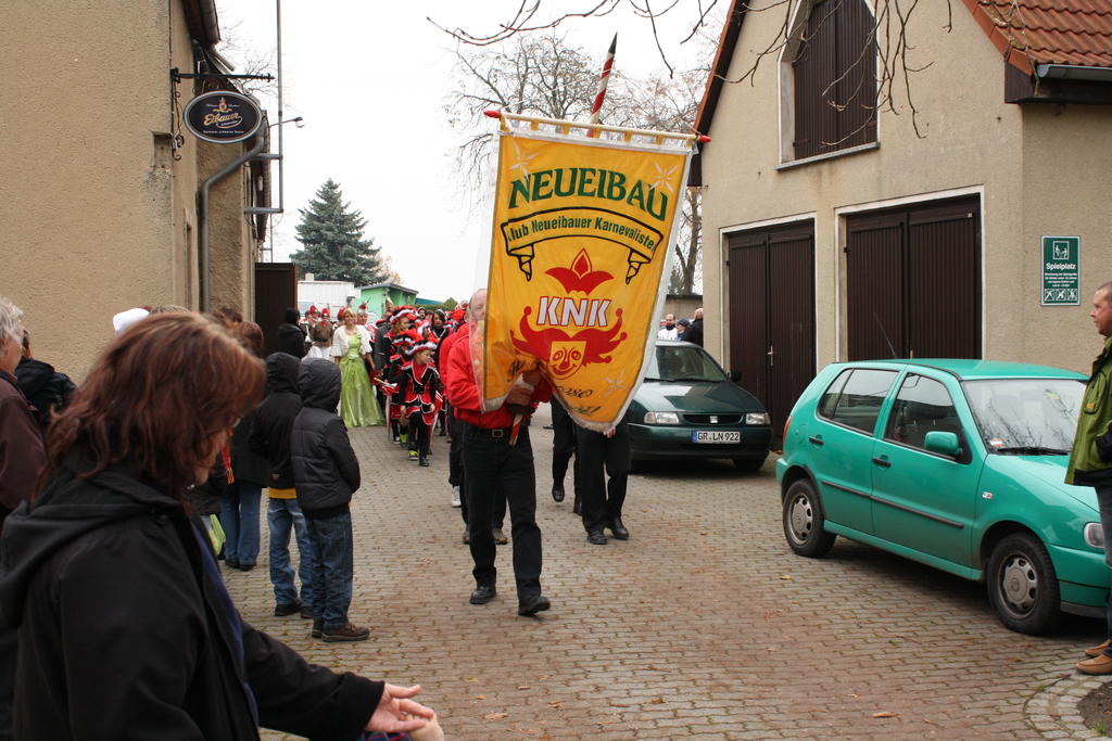 2905 Abmarsch des KNK zur Schluesseluebernahme.JPG