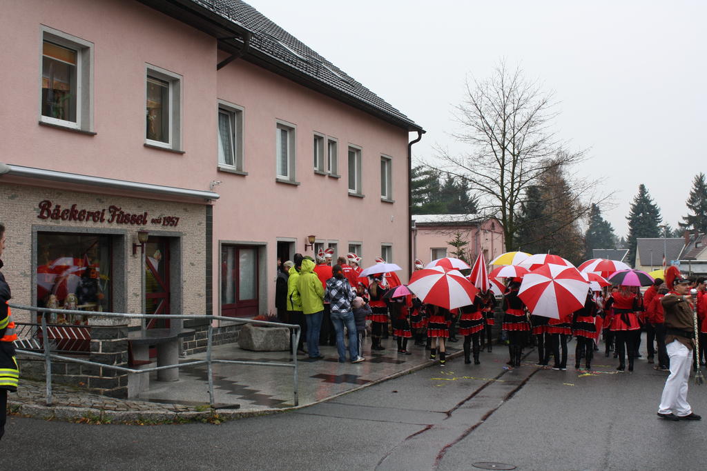 3010 Umzug des KNK durch Neueibau Staerkung bei Baeckerei Fuessel.JPG